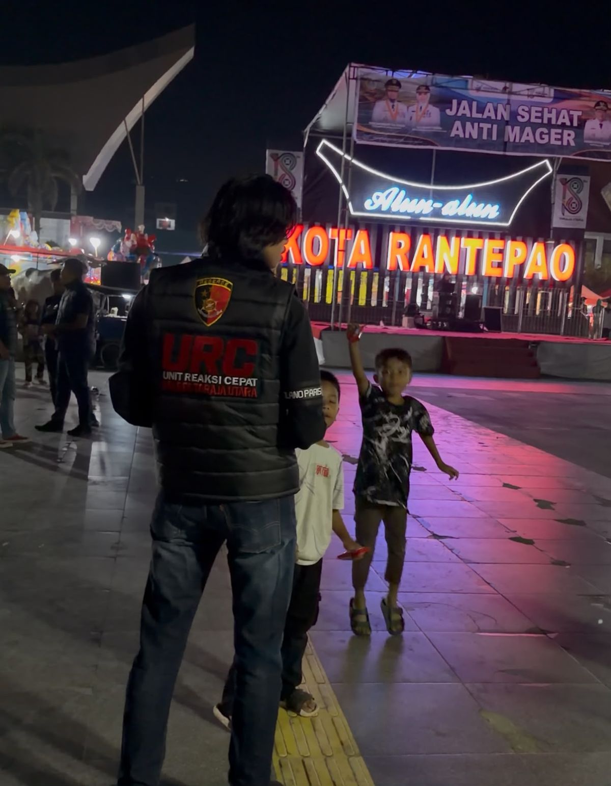Aksi Humanis Sat Reskrim Polres Toraja Utara Bagikan Cokelat untuk Anak-Anak Sembari Pantau Kamtibmas