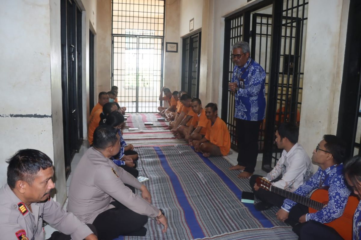 Bersama Kemenag, Kapolres Toraja Utara Gelar Pembinaan Rohani untuk Para Tahanan