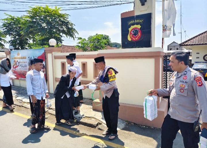POLSEK JALANCAGAK BAGIKAN MAKANAN GRATIS DALAM PROGRAM JUMAT BERKAH