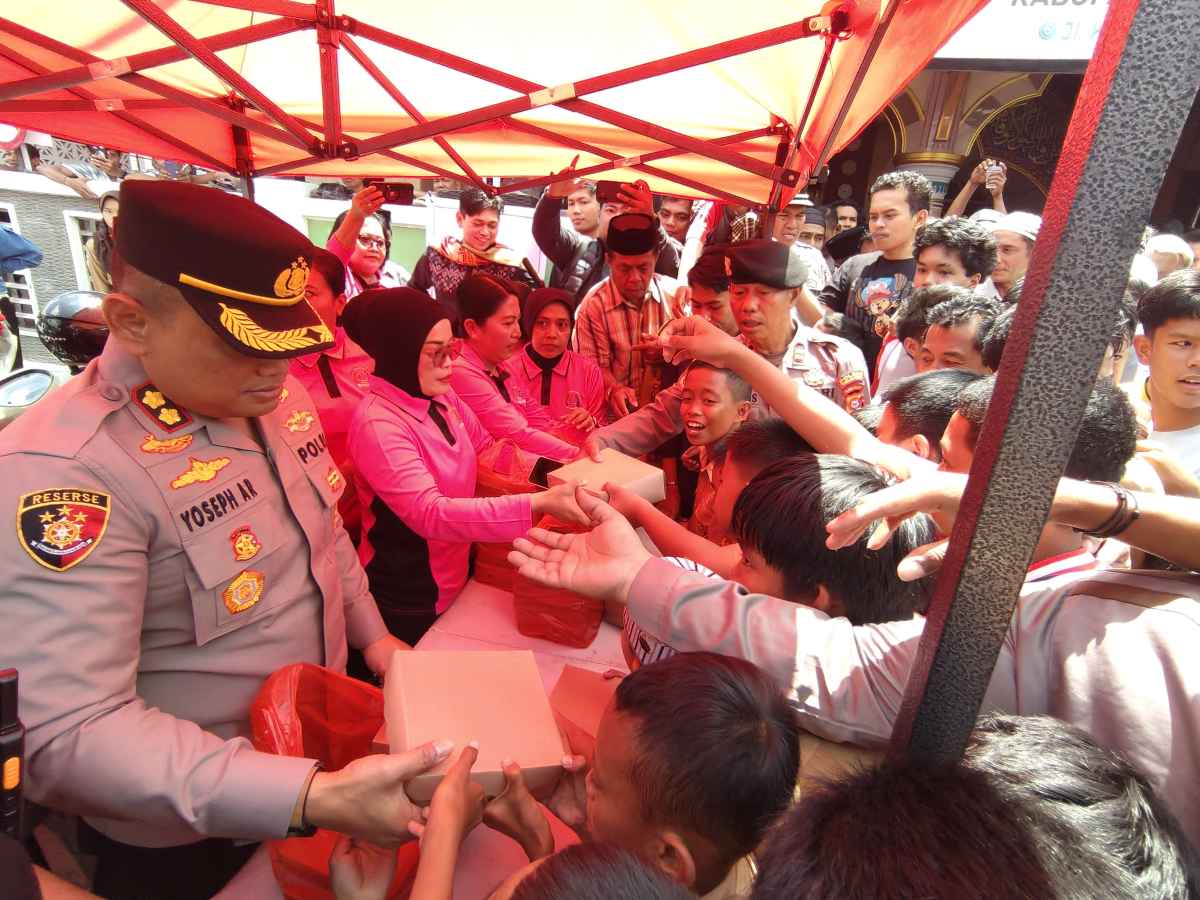 Jumat Berkah, Kapolres Toraja Utara Bersama Bhayangkari Bagikan Paket Makan Siang kepada Masyarakat