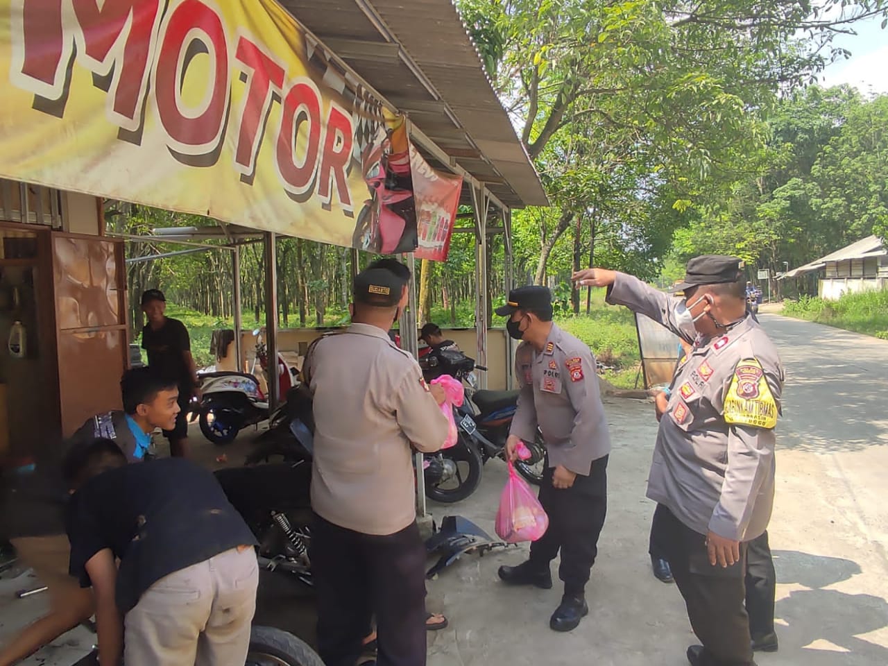 100 Paket Sembako Dibagikan Kepada Masyarakat Oleh Jajaran Polsek Cibogo.