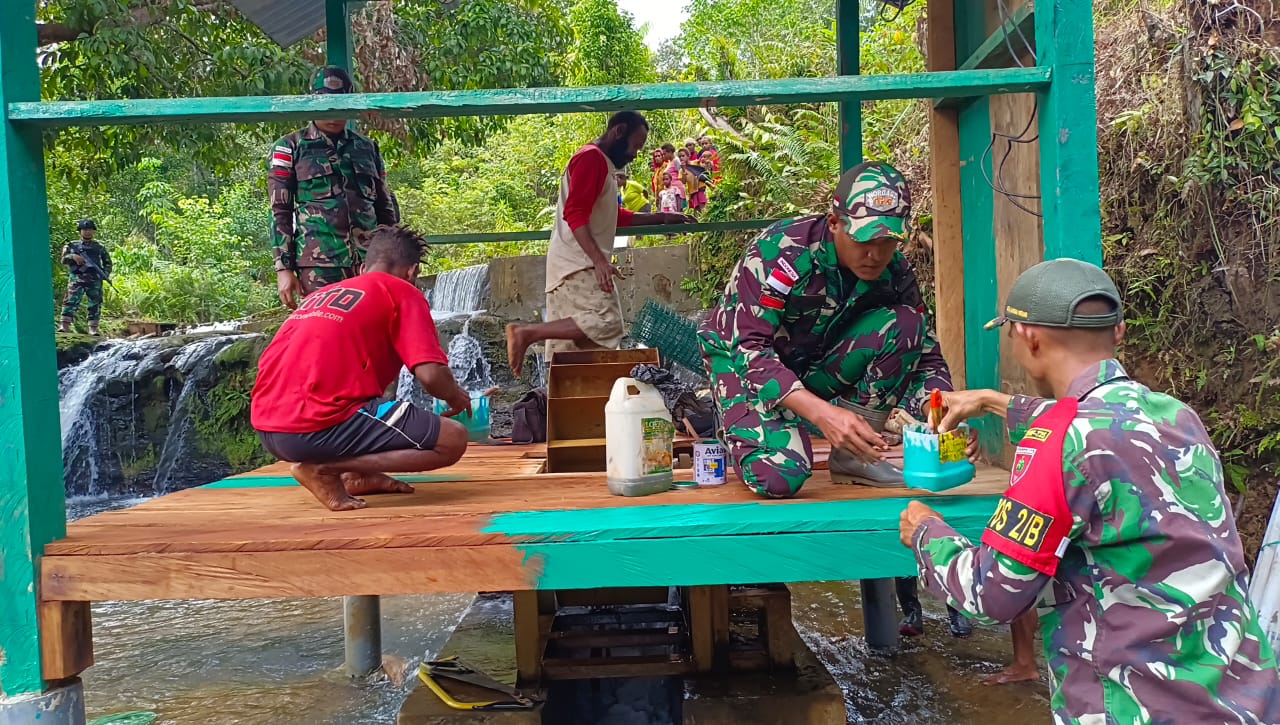2 Tahun Tidak Lagi Berfungsi, Satgas Yonif 725/Wrg Perbaiki Pembangkit Listrik Tenaga Air (PLTA) Di Perbatasan Papua