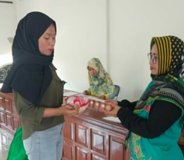 39 KK Warga Desa Palasari Menerima Bantuan Dari Badan Pangan