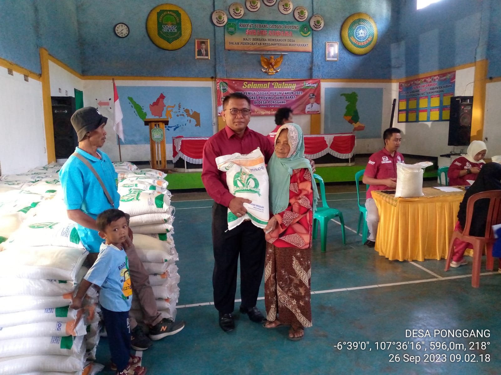 500 Penerima Manfaat di Desa Ponggang Mendapat Bantuan 10 Kilogram Beras