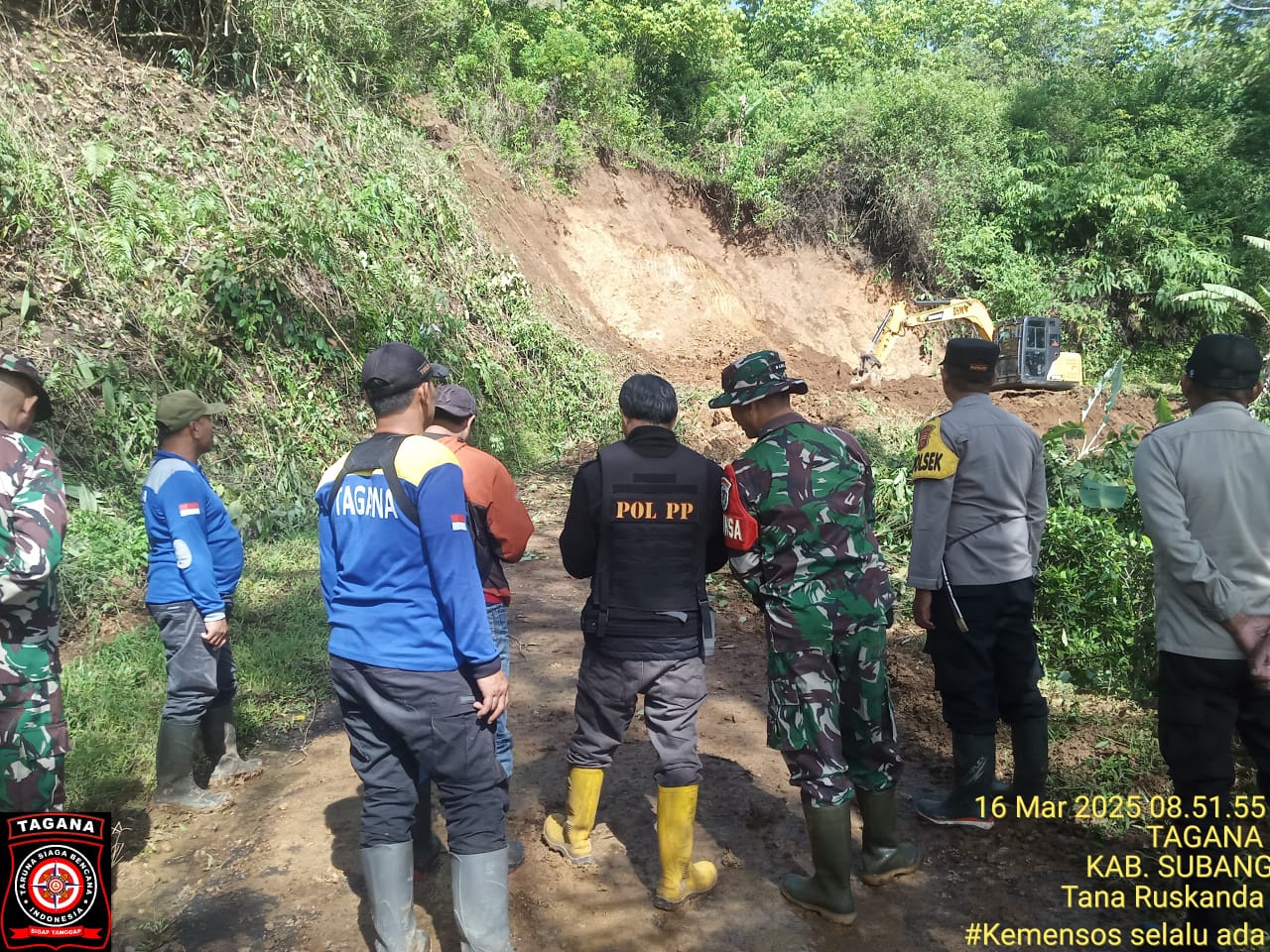 Akibat longsor,Tertutupnya lintas  jalan Cupunagara Puncak Eurad  menuju Lembang Camat reaktif datangkan alat berat (Beko)