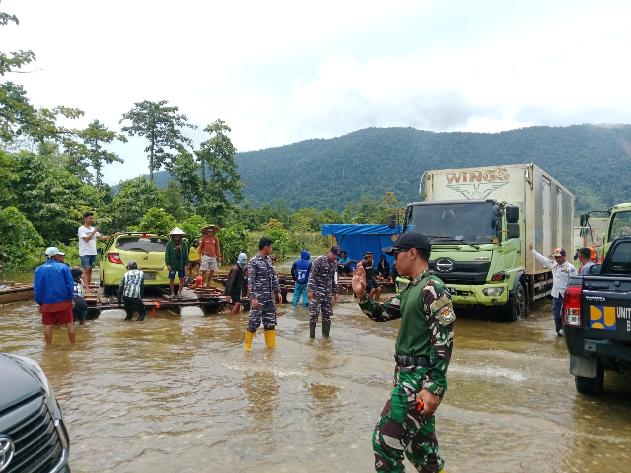 Akses Mudik Terputus Akibat Banjir, Dandim 1430/Konawe Utara Terjun Langsung Atasi Dampak Banjir