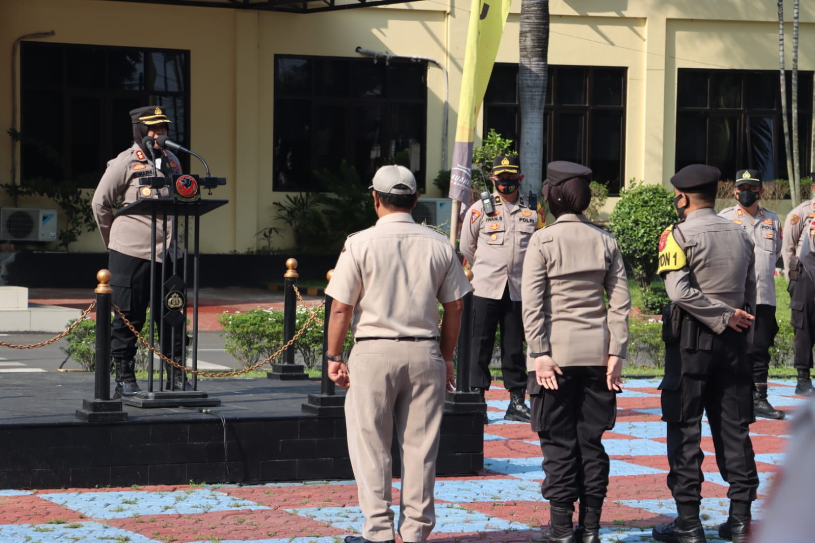 Aksi Bripda Galih berikan Tauziah Saat Apel pagi