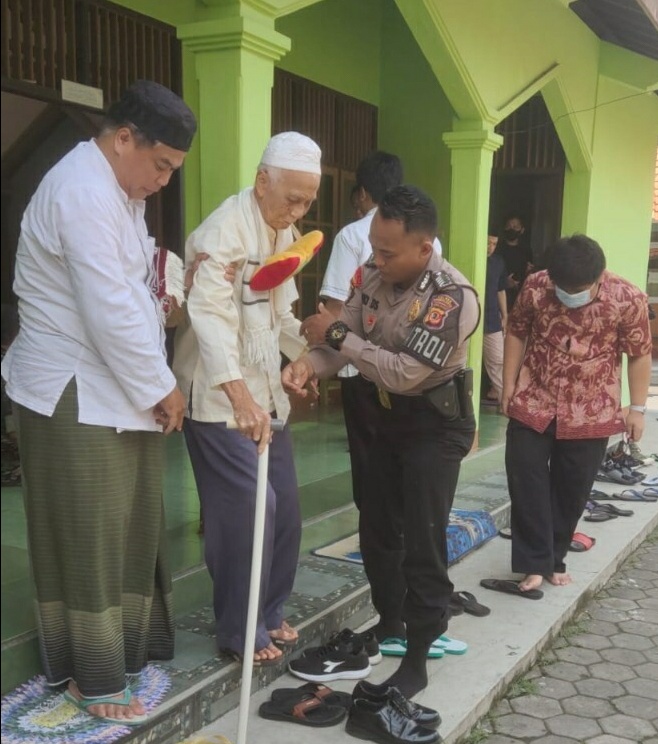 Aksi Kerendahan Hati Polisi Tuai Pujian Warga masyarakat