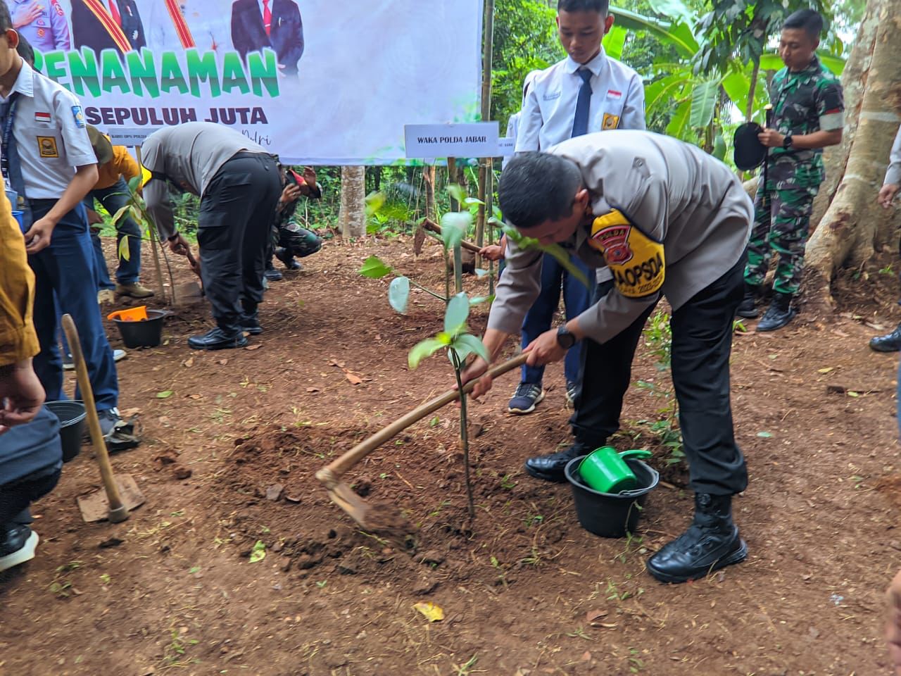 Aksi Nyata Polri Dalam Pelestarian Alam, Kapolda Jabar Pimpin Penanaman Pohon Di Tahura Gunung Palasari Sumedang