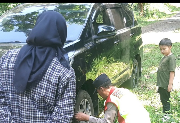 Aksi Sigap Kapolsek Darmaraja, Membantu Pengunjung Wisata Yang Mengalami Pecah Ban