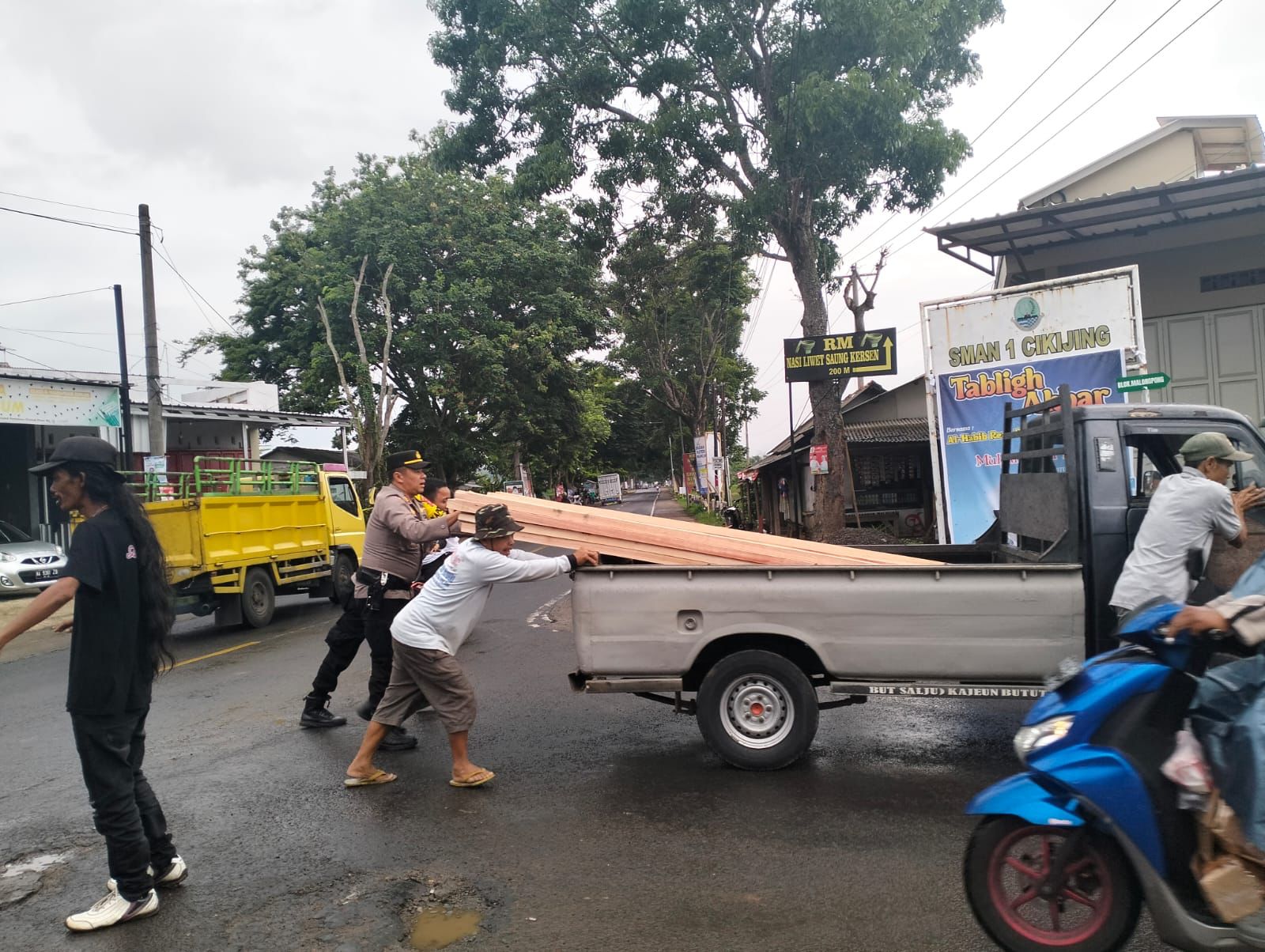 Aksi Sigap Polisi Bantu Dorong Kendaraan Mogok di Jalan Raya