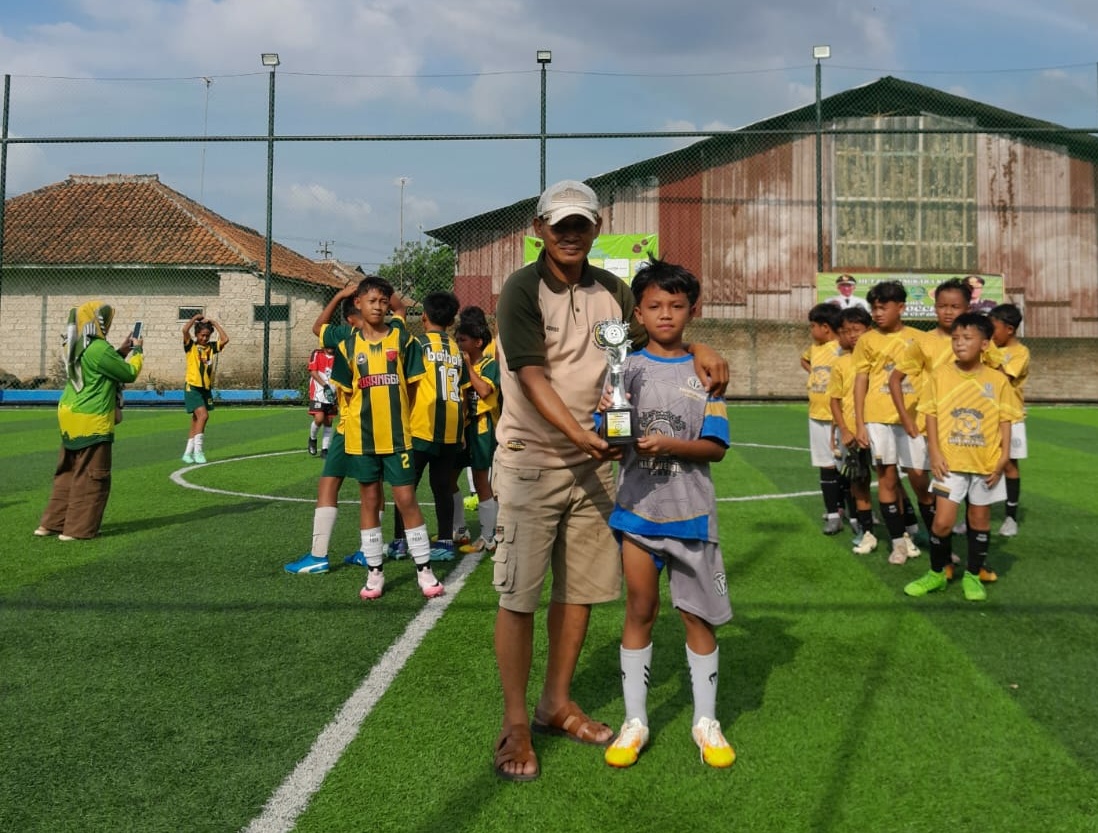 Aldi Herdian Kiper Terbaik Usia 12 Tahun Naraga United Ciater Tingkat Kabupaten Subang