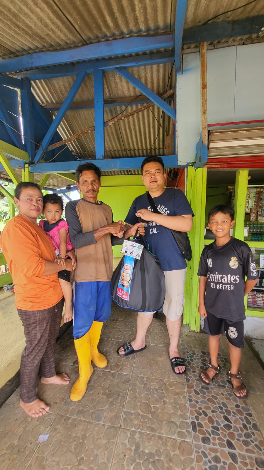 Andrew Mandala S.H, Calon  Anggota DPRD DAPIL 2 Subang Memberi Bantuan Rebana Kepada Warga Nagrak Ciater