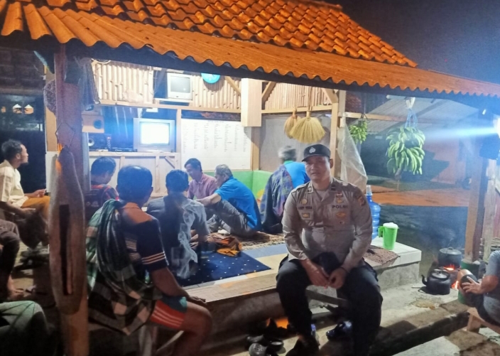 Anggota Patroli Polsek Tanjungsiang Kontrol Satkamling Dilingkungan Dusun Bolang 1 Rt.01 Rw.01 Desa Cibuluh Kecamatan Tanjungsiang
