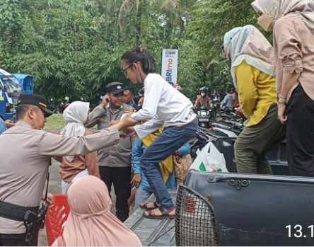Anggota Polri Bantu Angkut Warga Ke Lokasi Obyek Wisata