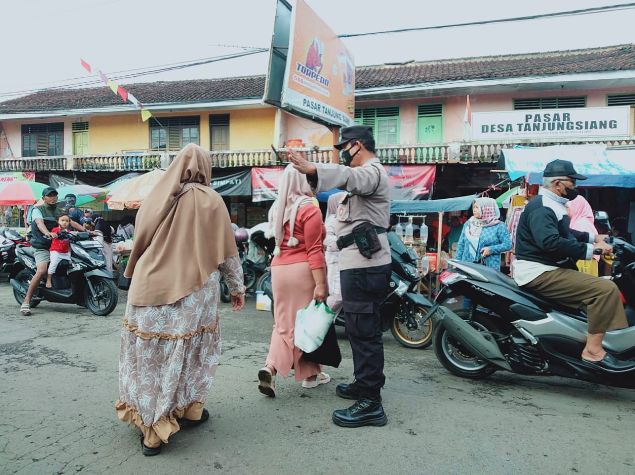 Anggota Sabhara Polsek Tanjungsiang Melaksanakan Pelayanan Kepada Masyarakat Pengaturan Arus Lalu lintas