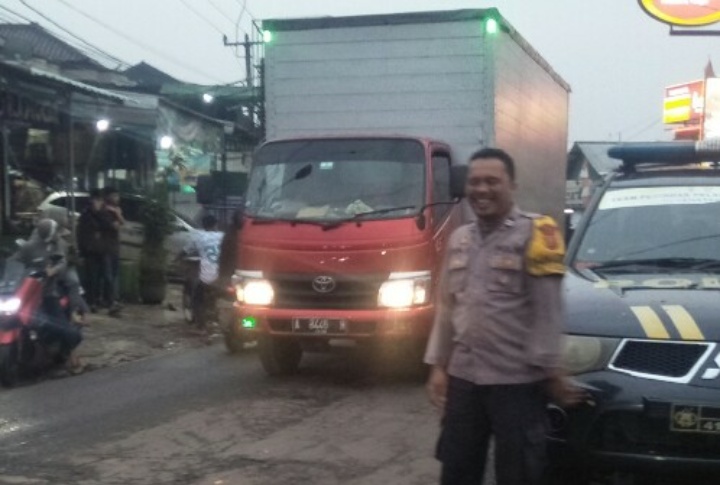 Anggota Sabhara Polsek Tanjungsiang Melaksanakan Pelayanan Kepada Masyarakat Pengaturan Arus Lalu lintas menjelang berbuka puasa