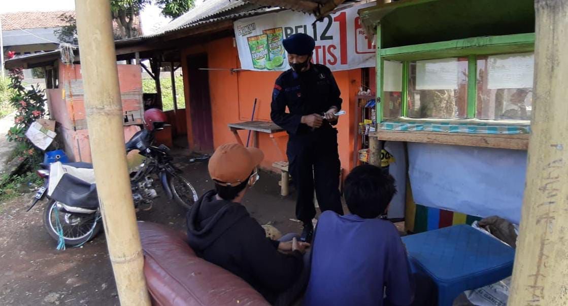 ANGGOTA SAT BRIMOB POLDA JABAR JAGA KAMTIBMAS DAN HIMBAU  TUKANG OJEG  PANGKALAN UNTUK DISIPLIN DALAM BERLALU LINTAS
