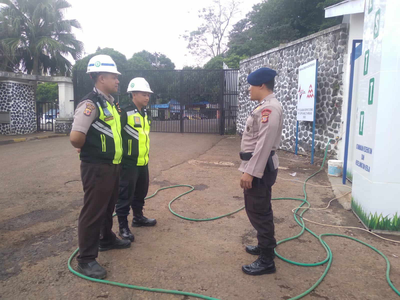 ANGGOTA SAT BRIMOB POLDA JABAR  LAKSANAKAN PATROLI KEPADA SECURITY
