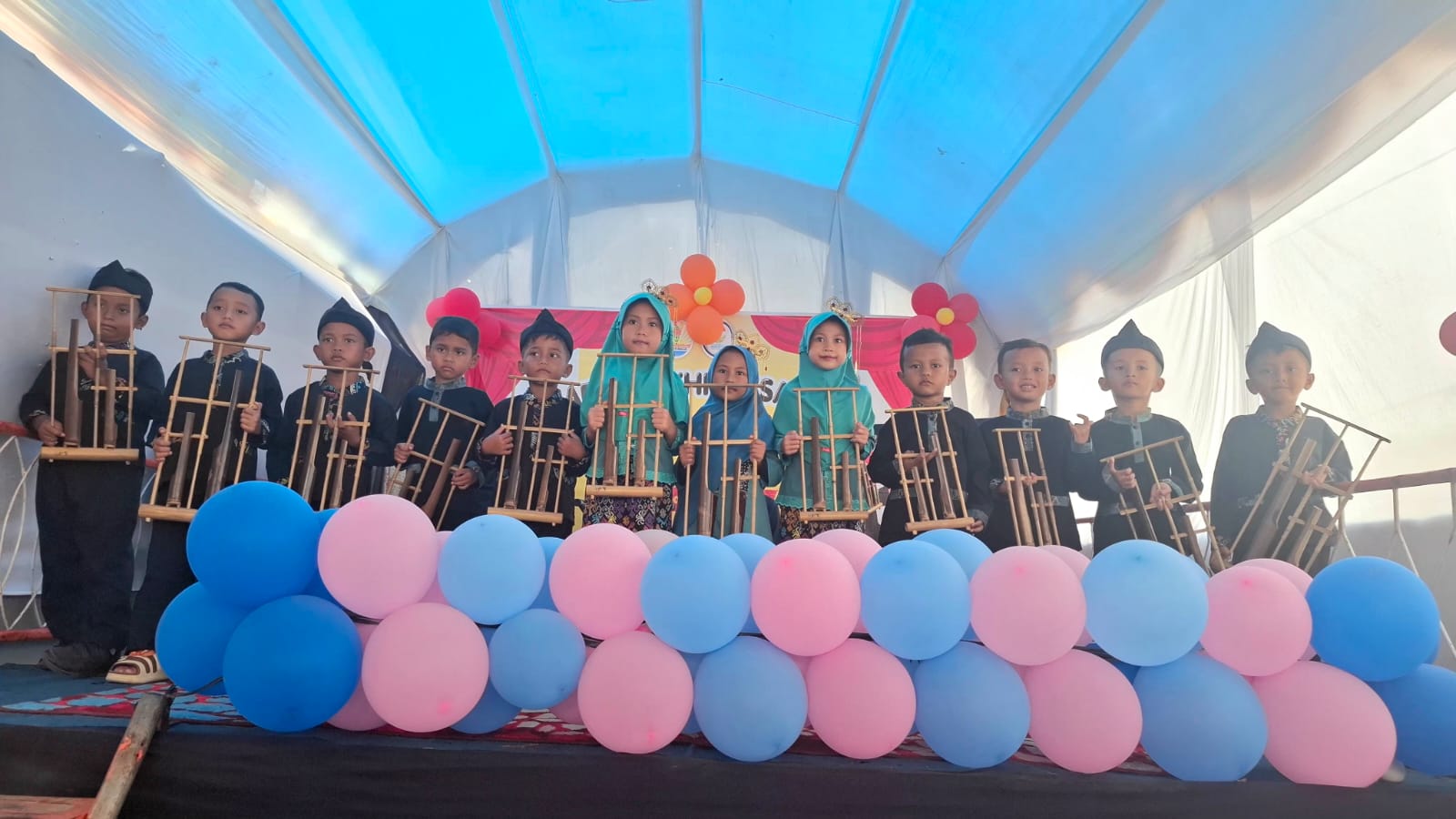 Angklung Mewarnai Akhirussanah TKIT Izdihaar Nurulillah dan PAUDQ Assuffah Desa Pamijahan