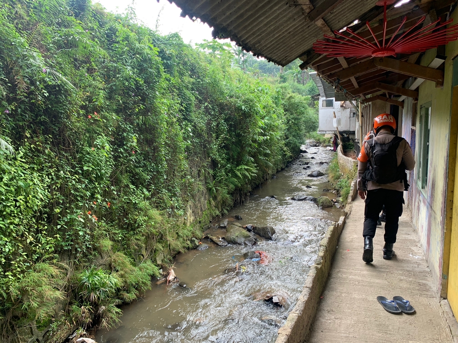 ANTISIPASI BANJIR , PATROLI SAR SAT BRIMOB POLDA  JABAR PANTAU DEBIT AIR DI WILAYAH KECAMATAN CIPANAS KABUPATEN CIANJUR