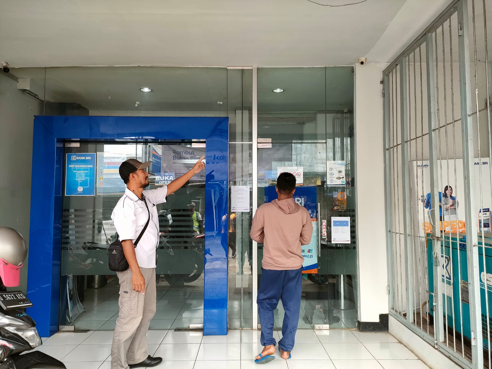 Antisipasi Gangguan Kamtibmas, Kanit Intelkam Polsek Tanjungsiang Cek Sejumlah CCTV di pasar Modern Dan Perbankan