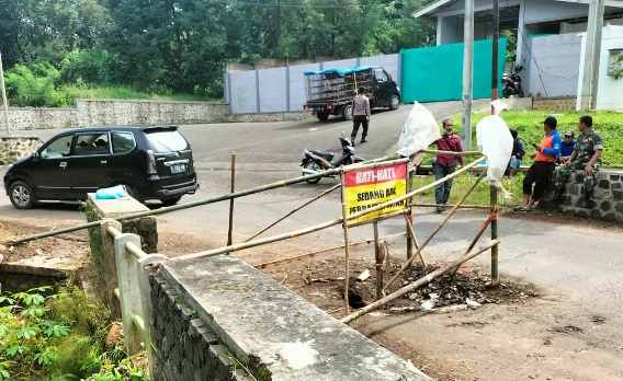 Antisipasi Kecelakaan, Polisi  Bersama Babinsa Tandai Jalan Berlubang