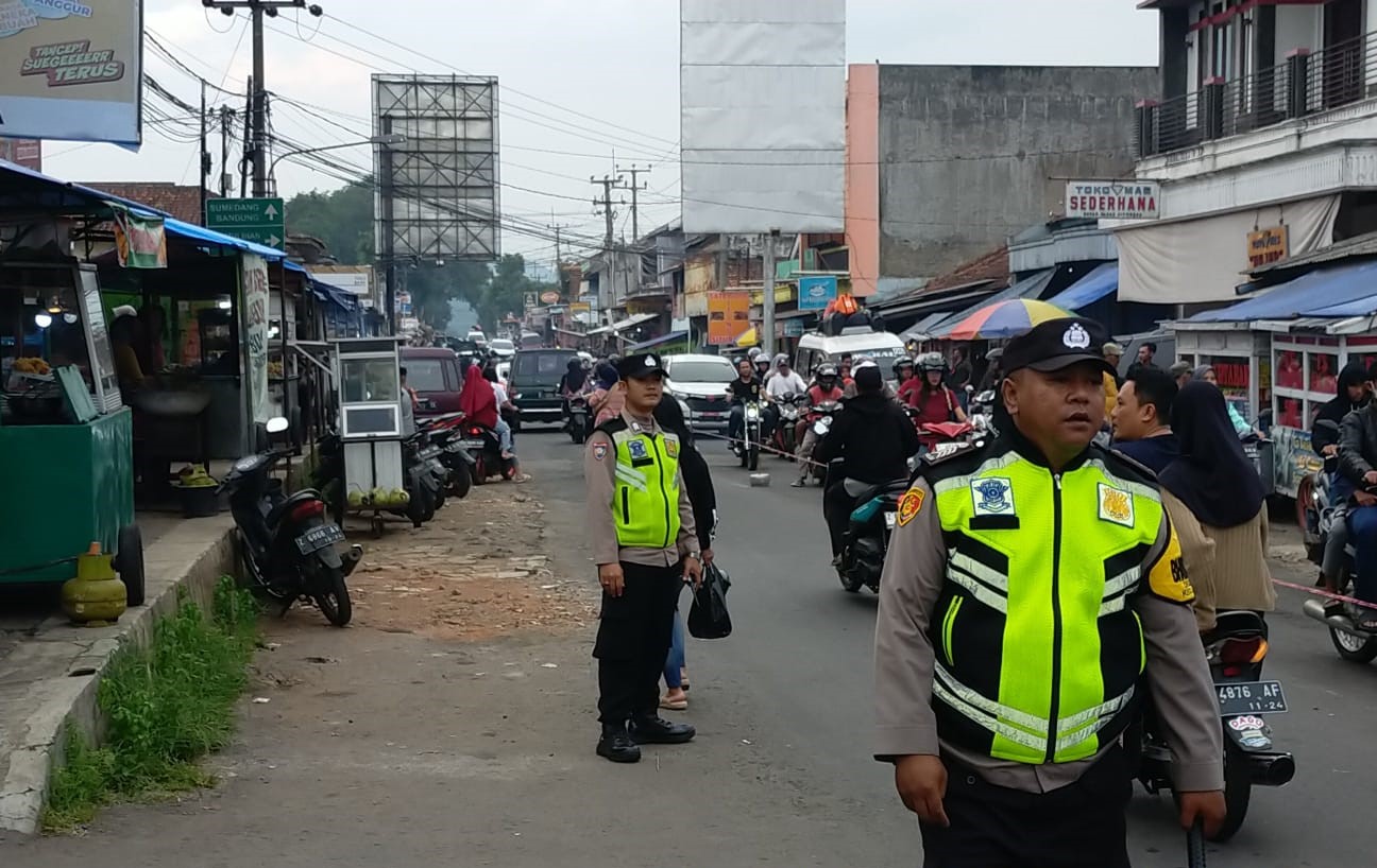 Antisipasi Kemacetan Karena Aktivitas Pasar, Petugas Pos Pam Situraja Lakukan Pengaturan Lalin