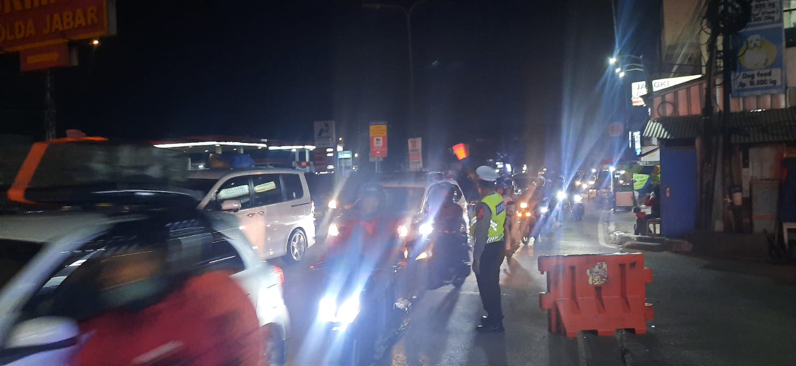 Antisipasi Kemacetan Petugas Pos Pam Jatinangor Lakukan Pengaturan Lalin