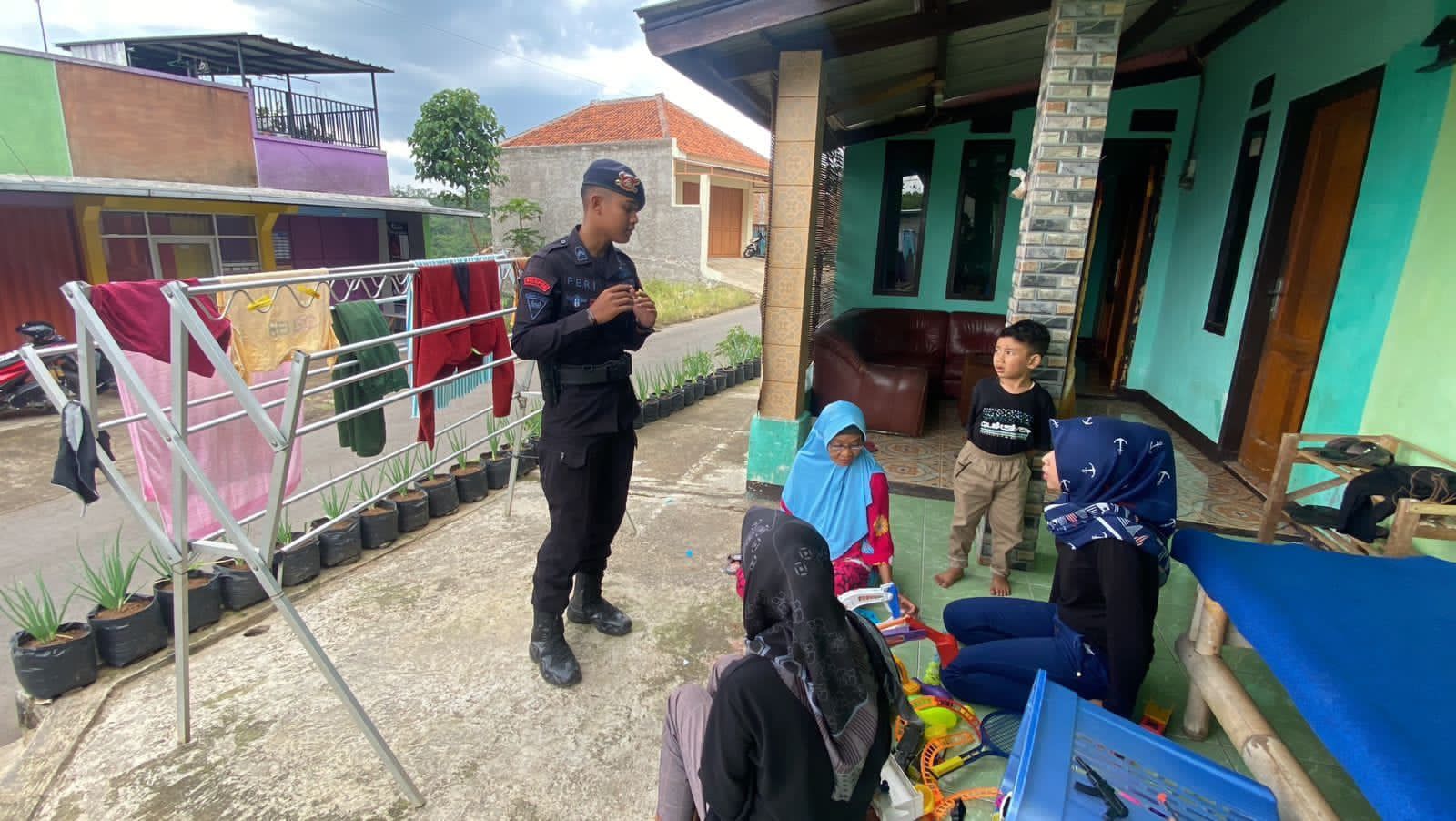 ANTISIPASI KONFLIK SOSIAL JELANG PEMILU 2024 SAT BRIMOB POLDA JABAR  PATROLI DIALOGIS BERIKAN HIMBAUAN KAMTIBMAS KE PERKAMPUNGAN WARGA