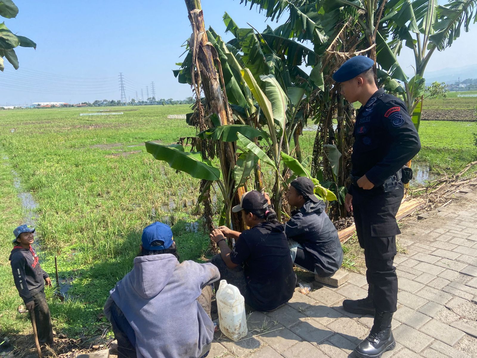 ANTISIPASI KONFLIK SOSIAL JELANG PEMILU 2024 SAT  BRIMOB POLDA  JABAR  PATROLI DIALOGIS BERIKAN HIMBAUAN KAMTIBMAS KE PERKAMPUNGAN WARGA