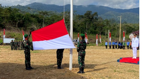 Antusias Warga Desa Aseminunuali Bersama Anggota Satgas TMMD Ke -121 Kodim 1430/Konawe Utara Dalam Melaksanakan Upacara Bendera HUT RI Ke -79