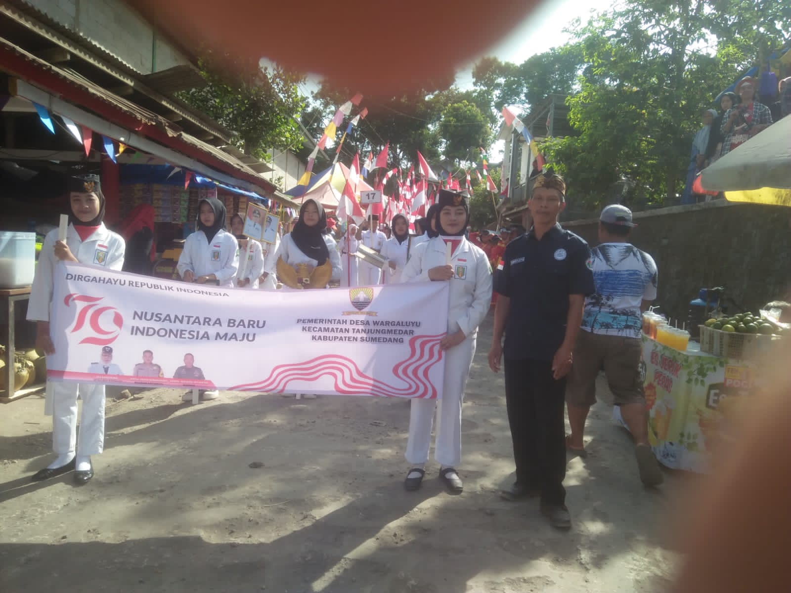 Antusias Warga Desa Wargaluyu Kecamatan Tanjungmedar Sumedang Laksanakan Pawai Pembangunan Sambut HUT RI Ke - 79 Tampilkan Berbagai Kesenian