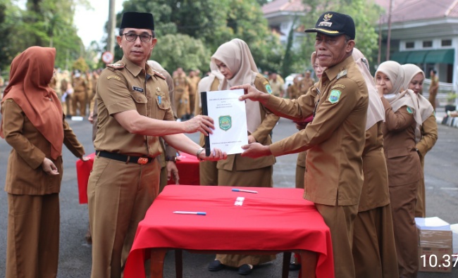 Apel Senin Pagi, Kang Jimat, Kepala OPD & Camat Tanda Tangani Perjanjian Kinerja