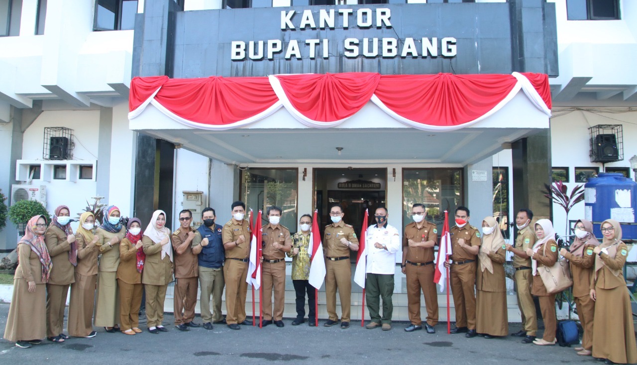 Apel Senin Pagi, Sekda Subang Serahkan Simbolis 10 Juta Bendera Merah Putih