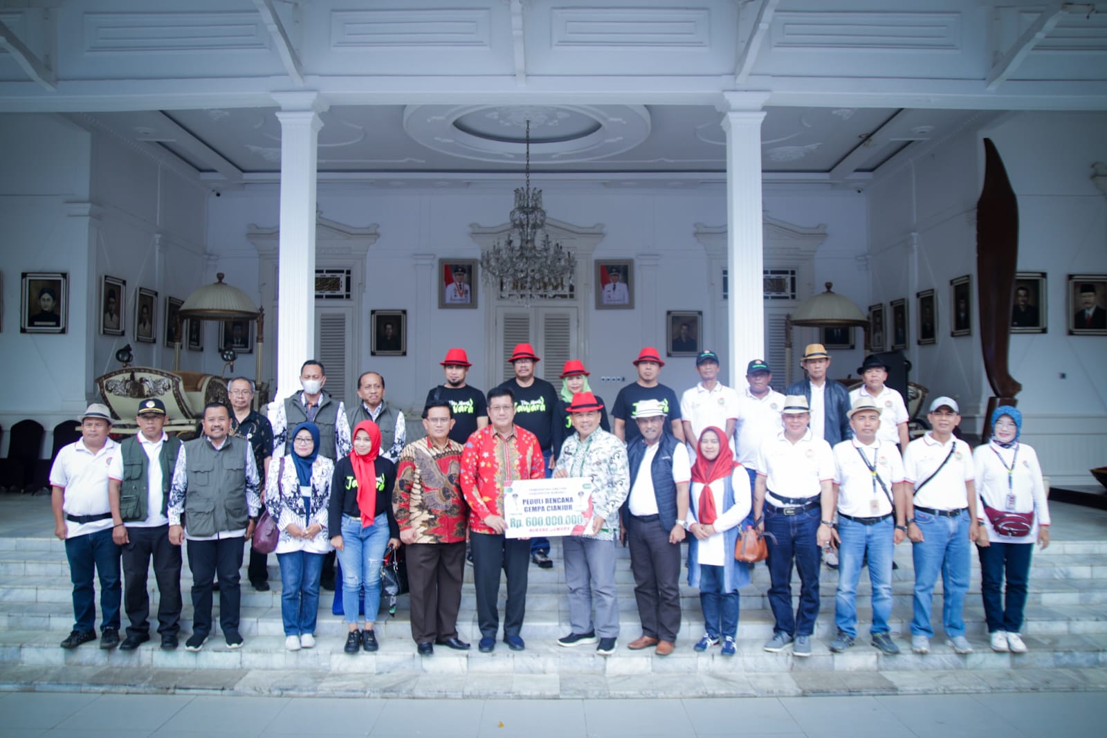 ASDA 1 PIMPIN PENYERAHAN BANTUAN TAHAP II DARI SUBANG UNTUK CIANJUR