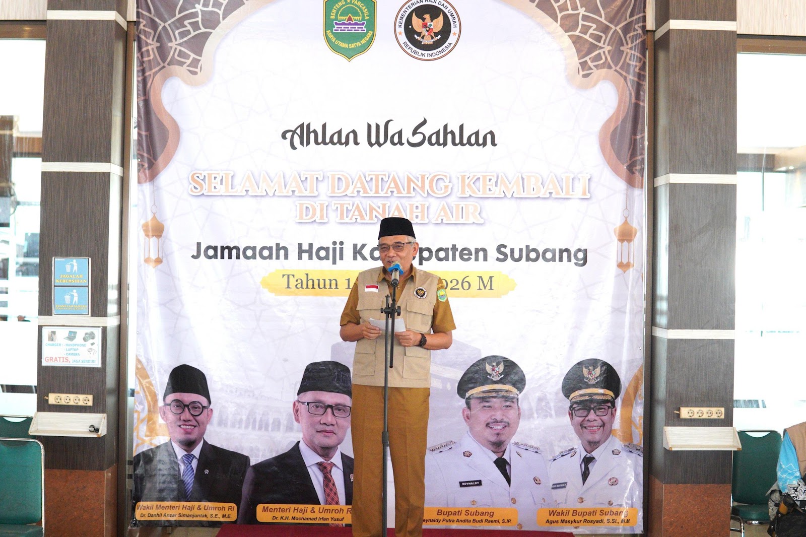 ASISTEN ADMINISTRASI UMUM SAMBUT KEPULANGAN JEMAAH HAJI KLOTER 39/KJT ASAL KABUPATEN SUBANG, HARAP JEMAAH MENJADI TELADAN DI TENGAH MASYARAKAT