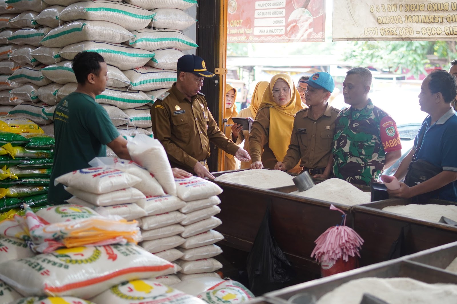 Asisten Daerah Bidang Perekonomian dan Pembangunan Tinjau Ketersediaan Bahan Pokok dan BBM di Subang