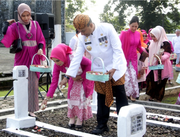 AWALI RANGKAIAN HUT SUBANG, PJ BUPATI SUBANG ZIARAH KE MAKAM PAHLAWAN