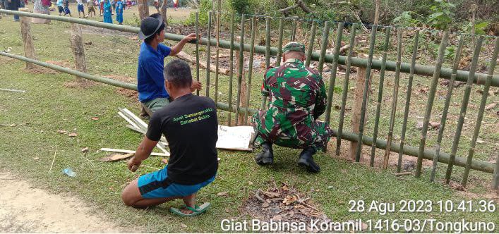 Babinsa Koramil 1416-03/Tongkuno Laksanakan Komsos Bantu Pembuatan Pagar Warga Binaannya