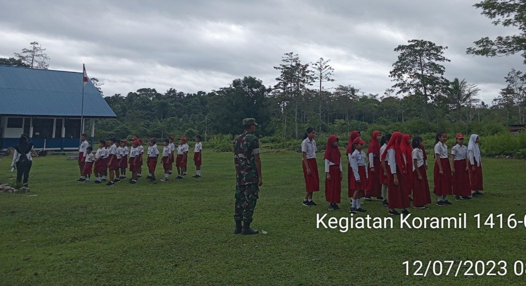 Babinsa Koramil 1416-04/Kabawo Berikan Pelatihan PBB Kepada Siswa SMPN 2 Kabawo