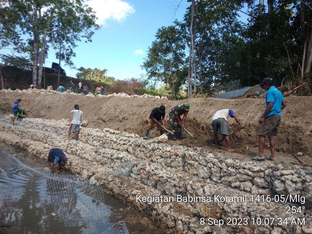 Babinsa Koramil 1416-05/Maligano Kodim 1416/Muna Membaur Dengan Masyarakat Bangun Talud Karena Sering Terjadi Banjir