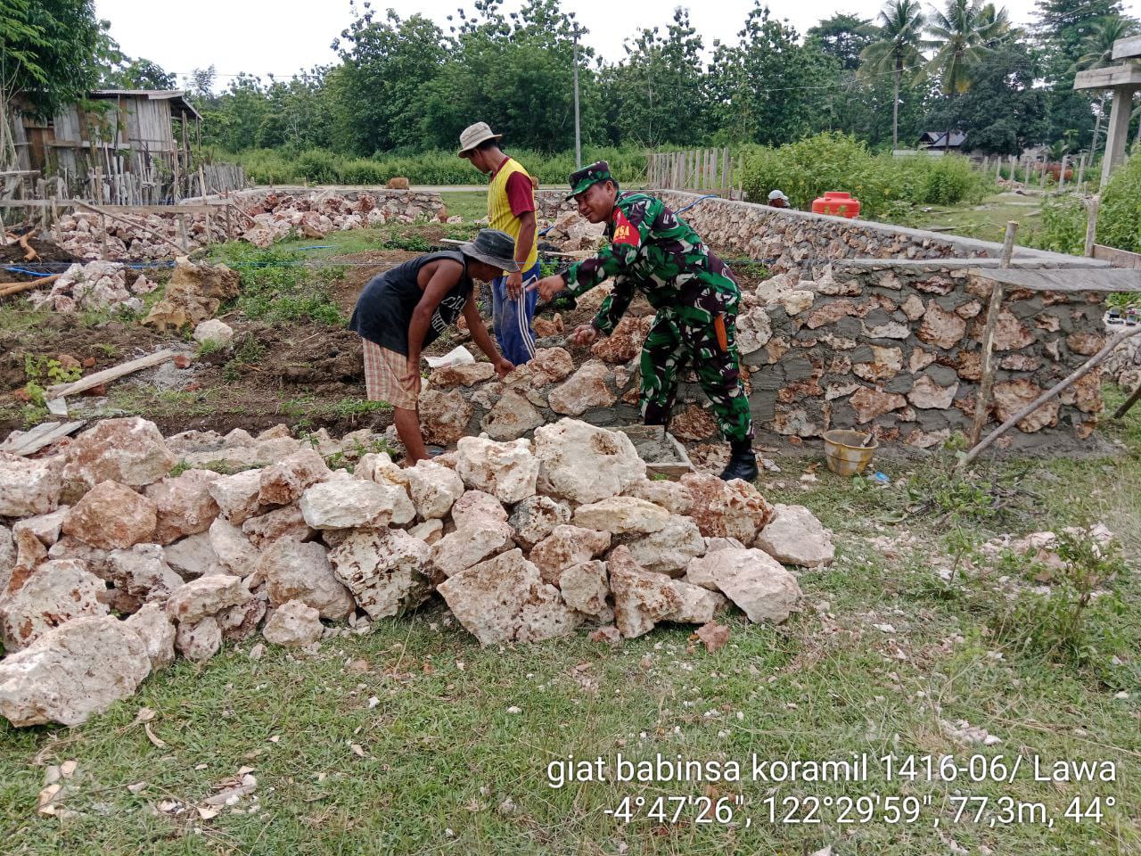 Babinsa Koramil 1416-06/Lawa Bantu Warga  Binaanya Buat fondasi Rumah