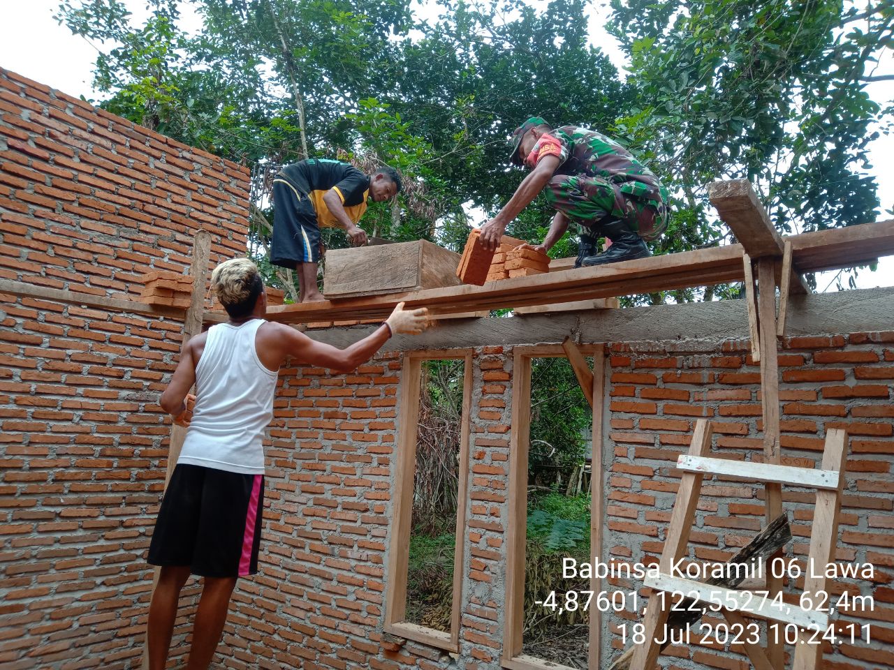 Babinsa Koramil 1416-06/Lawa Bantu Warga Binaannya Bangun Didinng Rumahnya