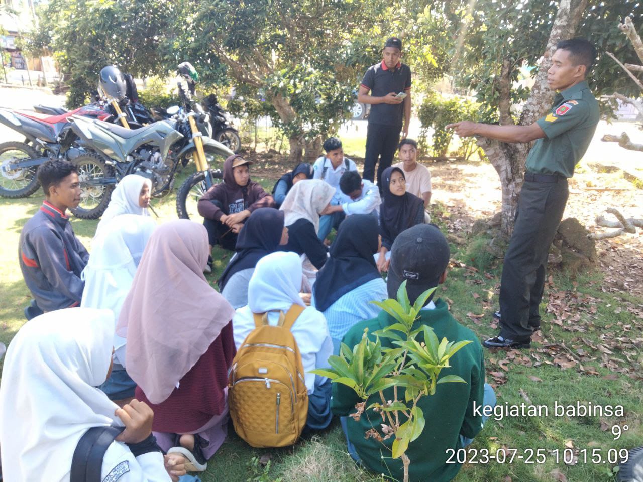 Babinsa Koramil 1416-06/Lawa Beri Arahan Pada Peserta Paskibraka Kabupaten Muna Barat