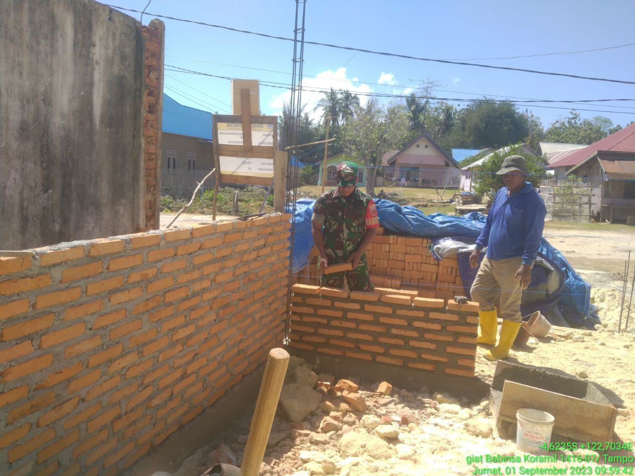 Babinsa Koramil 1416-07/Tampo Kodim 1416/Muna Batu Warga Binaannya Buat Pondasi Pagar Rumah