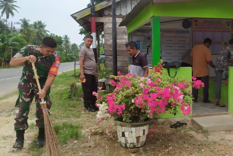 Babinsa Koramil 16/Peudawa Dan Babinkamtibmas Bergotong Royong Membangun Poskamling Di Desa Binaan