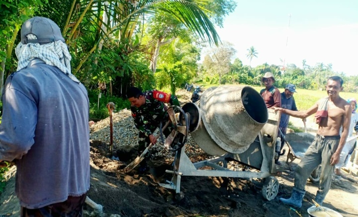 Babinsa Koramil 20/Pb Bersama Warga Dengan Semangat Gotong Royong Pembuatan Parit Irigasi