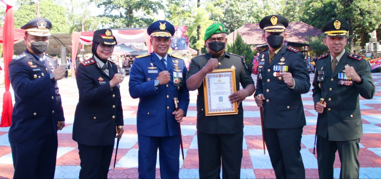 Babinsa Koramil Cijambe Terima Penghargaan Dari kapolres Subang