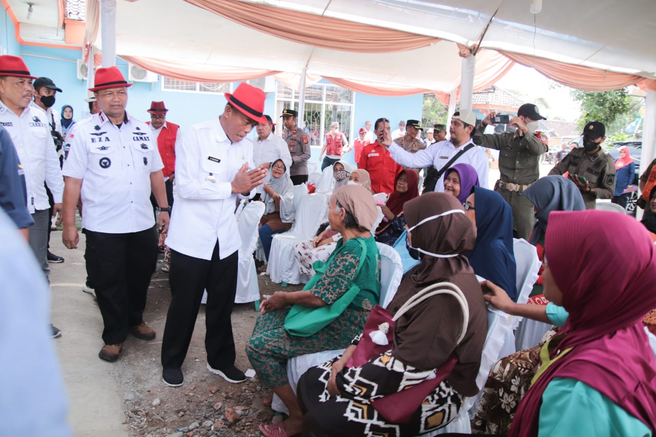 Bagikan BLT BBM,Kang Jimat Berharap Bantuan Bermanfaat Bagi Masyarakat